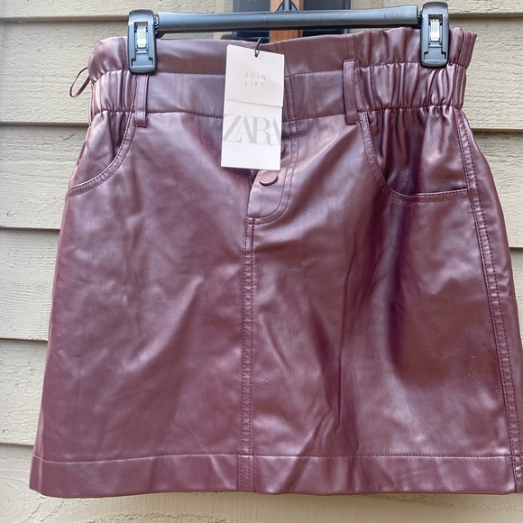 Zara burgundy skirt, size medium. Looks like leather, but not. NWT - Picture 2 of 6
